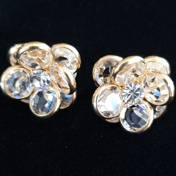Vintage Austrian Crystal Flower Gold Tone Clip On Earrings - Picture 11 of 16